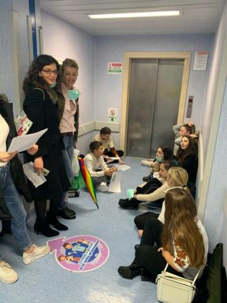 Colindători de la Paraclisul „Adormirea Maicii Domnului” din Roma, în vizită la copiii din spitalul Bambino Gesu