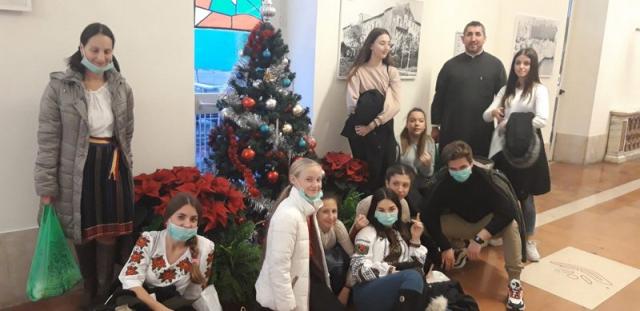 Colindători de la Paraclisul „Adormirea Maicii Domnului” din Roma, în vizită la copiii din spitalul Bambino Gesu