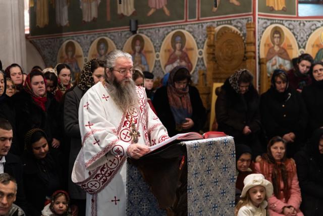 Slujire arhierească și concert de colinde în a treia zi de Crăciun la Mănăstirea Putna