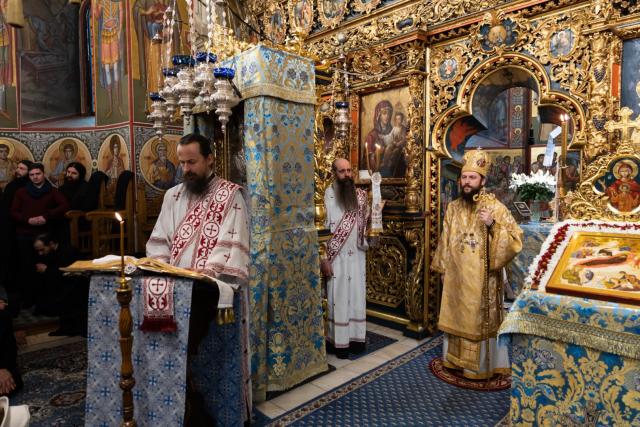 Slujire arhierească și concert de colinde în a treia zi de Crăciun la Mănăstirea Putna