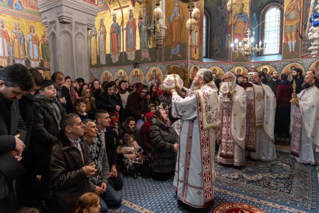 Slujire arhierească și concert de colinde în a treia zi de Crăciun la Mănăstirea Putna
