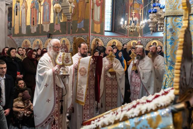 Slujire arhierească și concert de colinde în a treia zi de Crăciun la Mănăstirea Putna