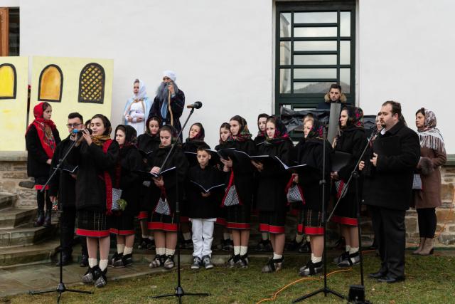 Slujire arhierească și concert de colinde în a treia zi de Crăciun la Mănăstirea Putna