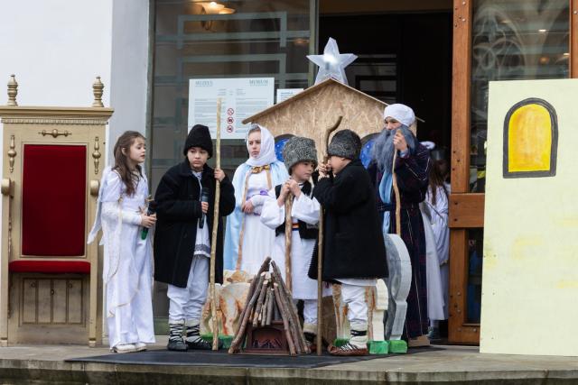Slujire arhierească și concert de colinde în a treia zi de Crăciun la Mănăstirea Putna