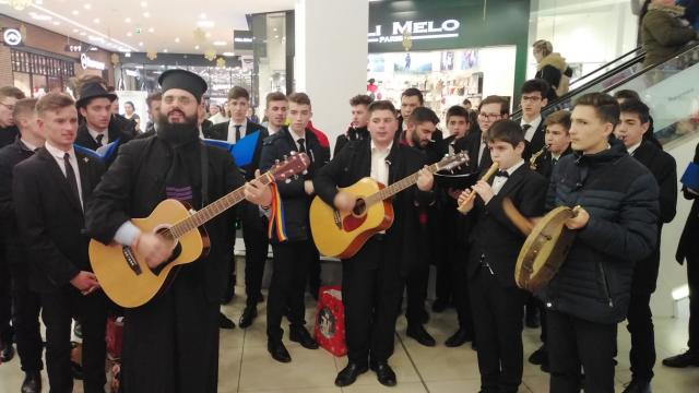 Flashmob: Un mod inedit de a transmite bucuria colindelor într-un mall din Râmnicu Vâlcea