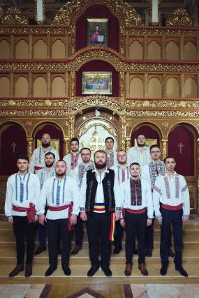 Corul „Sfântul Ioan Rusul” cântă pentru „Cutia cu papucei”