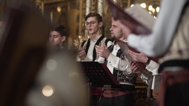 (Video) La tulpina mărului – Corul Trysaghion