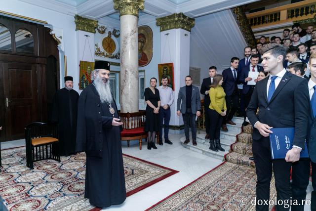 Colegiul „Sfântul Nicolae” din Iași – Colindători la Reședința Mitropolitană 2019