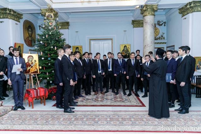 Corul „Basileus” al Seminarului Teologic Liceal Ortodox din Iași – Colindători la Reședința Mitropolitană 2019