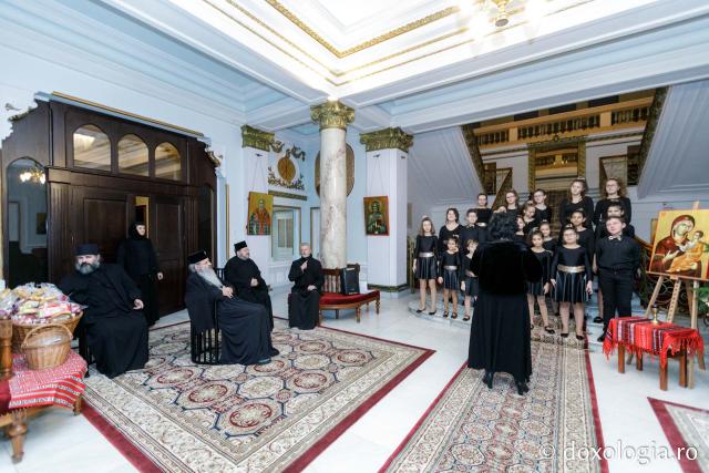 Corul „Lia Ciocârlia” al Școlii Gimnaziale „Al. I. Cuza” din Podu Iloaiei – Colindători la Reședința Mitropolitană 2019