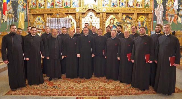Corala preoţilor din Protopopiatul Bacău colindă în şcoli şi instituţii băcăuane
