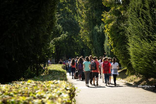Cum putem deveni „cineva” fără „să dăm din coate”