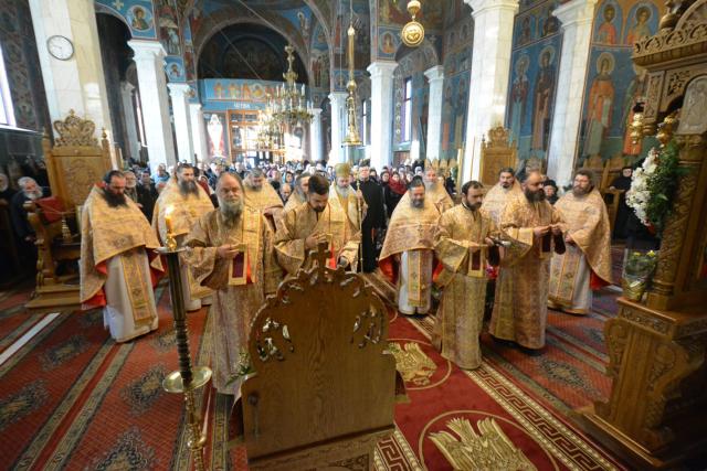Parastas pentru părinții Mănăstirii Sihăstria – PS Ignatie: „Ei au înduhovnicit țara noastră, au umplut-o de lumină!”
