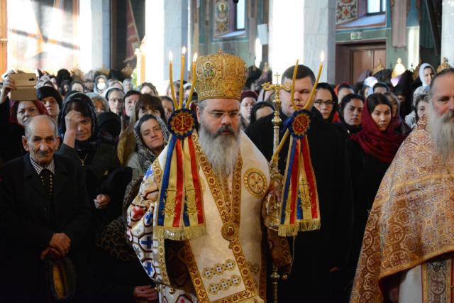 Parastas pentru părinții Mănăstirii Sihăstria – PS Ignatie: „Ei au înduhovnicit țara noastră, au umplut-o de lumină!”