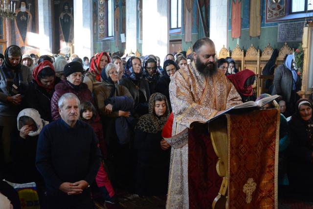 Parastas pentru părinții Mănăstirii Sihăstria – PS Ignatie: „Ei au înduhovnicit țara noastră, au umplut-o de lumină!”