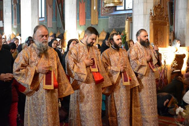 Parastas pentru părinții Mănăstirii Sihăstria – PS Ignatie: „Ei au înduhovnicit țara noastră, au umplut-o de lumină!”