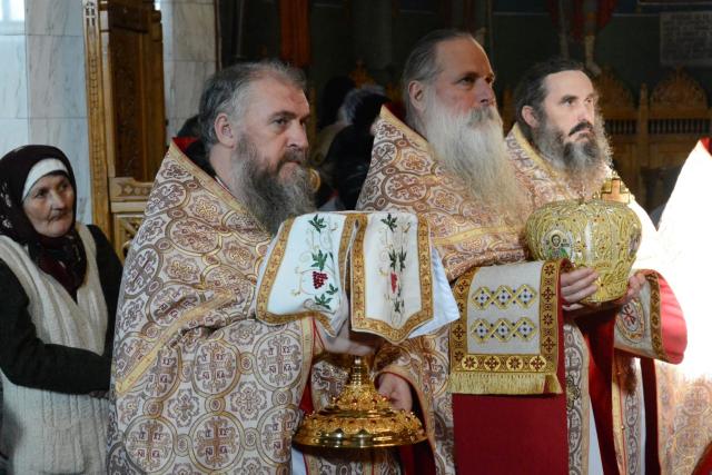 Parastas pentru părinții Mănăstirii Sihăstria – PS Ignatie: „Ei au înduhovnicit țara noastră, au umplut-o de lumină!”