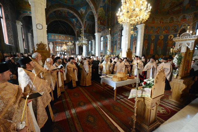 Parastas pentru părinții Mănăstirii Sihăstria – PS Ignatie: „Ei au înduhovnicit țara noastră, au umplut-o de lumină!”