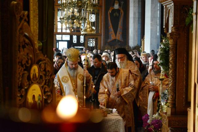Parastas pentru părinții Mănăstirii Sihăstria – PS Ignatie: „Ei au înduhovnicit țara noastră, au umplut-o de lumină!”