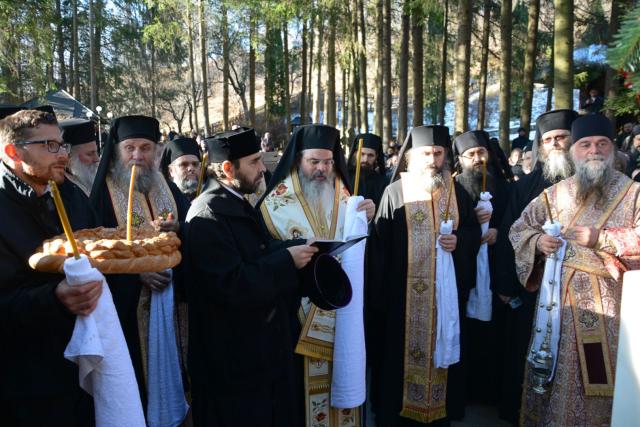 Parastas pentru părinții Mănăstirii Sihăstria – PS Ignatie: „Ei au înduhovnicit țara noastră, au umplut-o de lumină!”