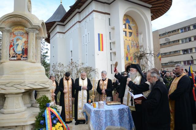 Slujbă arhierească și sfințire de cruce la Biserica studenților din „Tudor Vladimirescu”