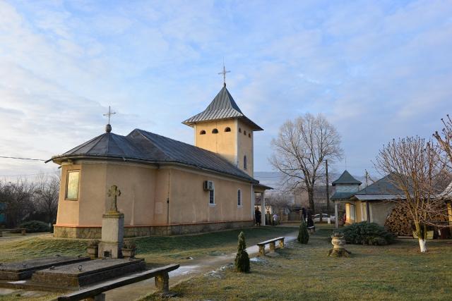 IPS Mitropolit Teofan, la Parohia Golăiești: „Nimic nu iubește Dumnezeu mai mult decât pe omul smerit”