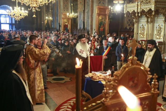 Slujbe de pomenire și procesiune la Monumentul „Crucea Eroilor Neamului”, la Iași