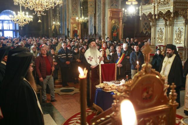 Slujbe de pomenire și procesiune la Monumentul „Crucea Eroilor Neamului”, la Iași