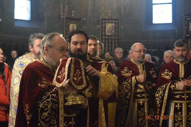 Două slujiri arhierești și manifestări culturale deosebite, la hramul Bisericii „Sfântul Ierarh Nicolae” din Câmpulung Moldovenesc