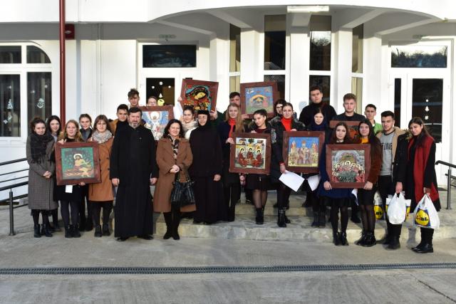 „Am pornit să colindăm” la Centrul de bătrâni de la Mănăstirea Văratec