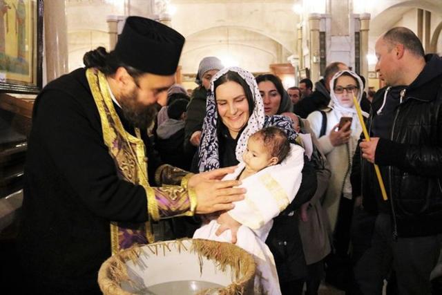 Patriarhul cu peste 40.000 de fini de Botez: Întâistătătorul Bisericii Georgiei a mai botezat încă 521 de copii la începutul acestei săptămâni
