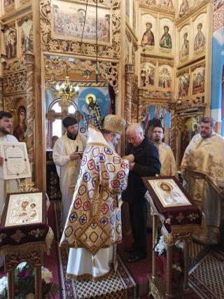 Liturghie arhierească în Parohia Dobrina din Huşi