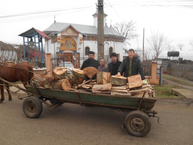 Activități filantropice la parohiile Chișcăreni și Sat Nou: cadouri, alimente, lemne, rechizite și multă dragoste