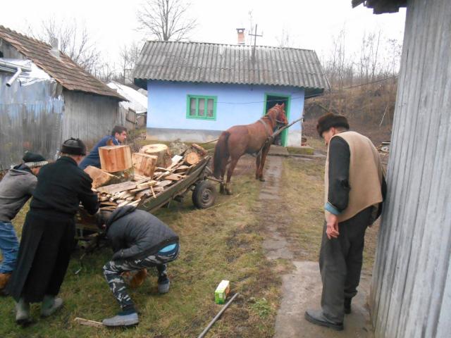 Activități filantropice la parohiile Chișcăreni și Sat Nou: cadouri, alimente, lemne, rechizite și multă dragoste