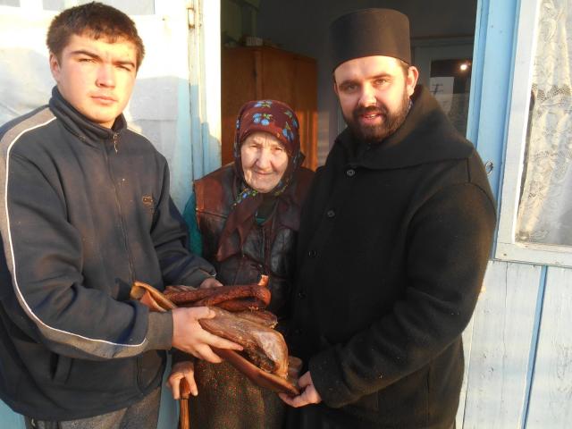 Activități filantropice la parohiile Chișcăreni și Sat Nou: cadouri, alimente, lemne, rechizite și multă dragoste