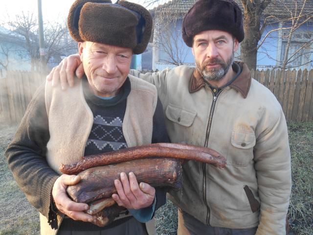 Activități filantropice la parohiile Chișcăreni și Sat Nou: cadouri, alimente, lemne, rechizite și multă dragoste