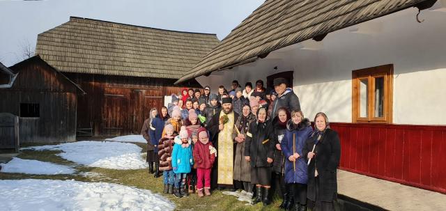 Părinții de la Mănăstirea Putna au mers în satele românești din nordul Bucovinei