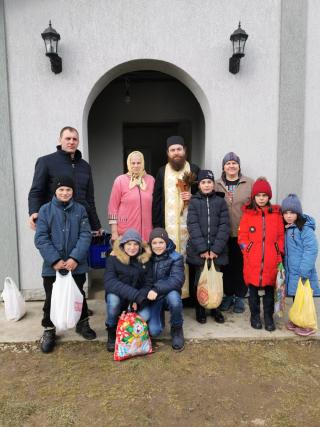 Părinții de la Mănăstirea Putna au mers în satele românești din nordul Bucovinei