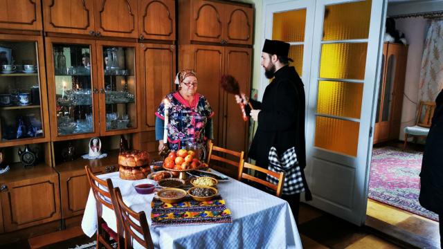 Părinții de la Mănăstirea Putna au mers în satele românești din nordul Bucovinei