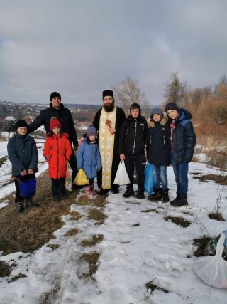 Părinții de la Mănăstirea Putna au mers în satele românești din nordul Bucovinei