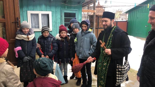 Părinții de la Mănăstirea Putna au mers în satele românești din nordul Bucovinei