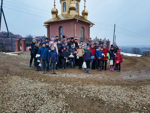 Părinții de la Mănăstirea Putna au mers în satele românești din nordul Bucovinei