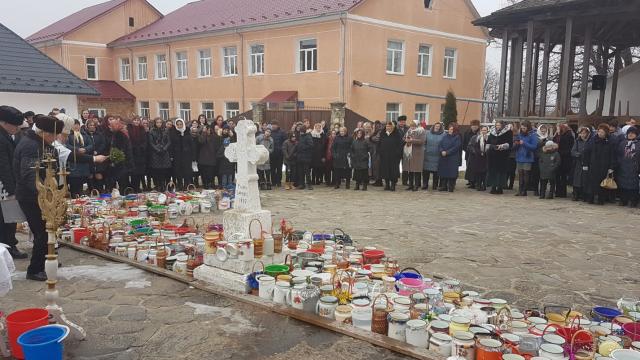 Părinții de la Mănăstirea Putna au mers în satele românești din nordul Bucovinei