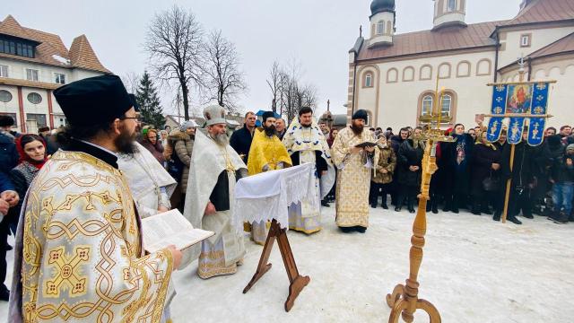 Părinții de la Mănăstirea Putna au mers în satele românești din nordul Bucovinei
