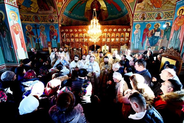 Ocrotitorii Mănăstirii Broşteni-Drăguşeni, sărbătoriţi cu evlavie de pelerini