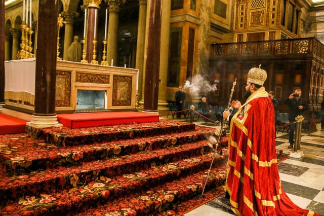 Rugăciune la ceas de seară, în Basilica „San Paolo Fuori le Mura” din Roma