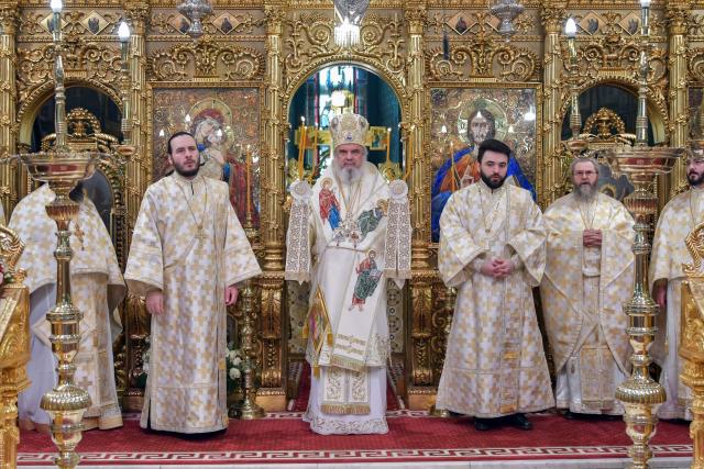 Părintele Patriarh Daniel: „Întâmpinarea Domnului ne cheamă să Îl întâmpinăm şi noi pe Hristos”