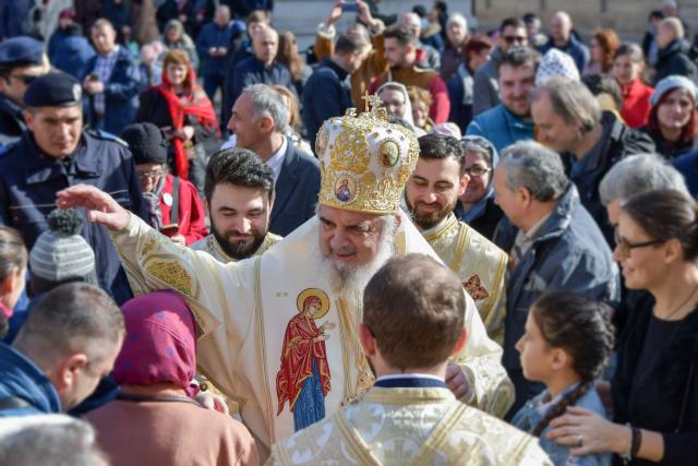 Părintele Patriarh Daniel: „Întâmpinarea Domnului ne cheamă să Îl întâmpinăm şi noi pe Hristos”