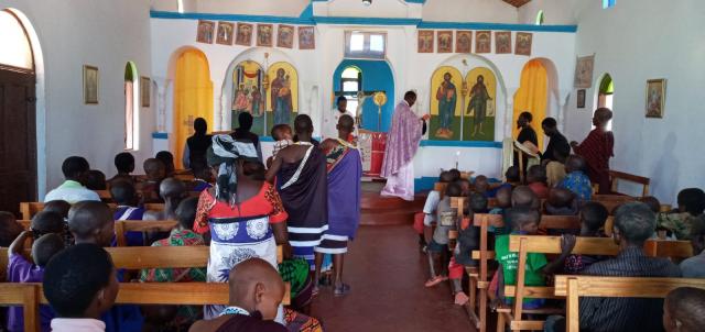 Răspunsuri liturgice la Parohia Ipwasi în trei limbi: swahili, greacă și română