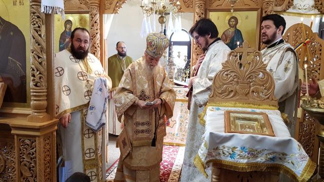 IPS Arhiepiscop Pimen, la Mitocu Dragomirnei: „Cuvintele de învățătură ale mamei și ale tatălui se înrădăcinează în sufletele copiilor”